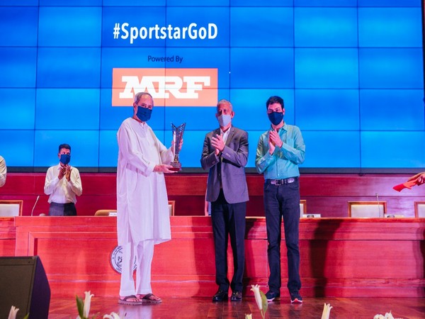 Odisha CM Naveen Patnaik received the award from former India hockey captain MM Somaya