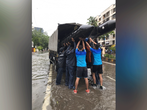 Navy teams deployed in Kurla region of Maharashtra on Tuesday morning. Photo/ANI