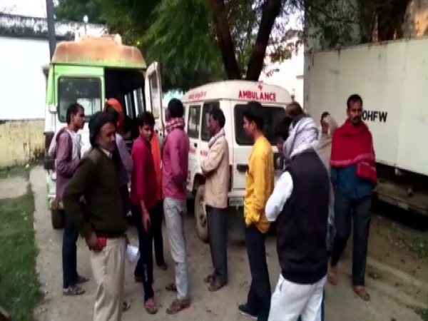 Bodies being shifted to a district hospital in Nawada. Photo/ANI