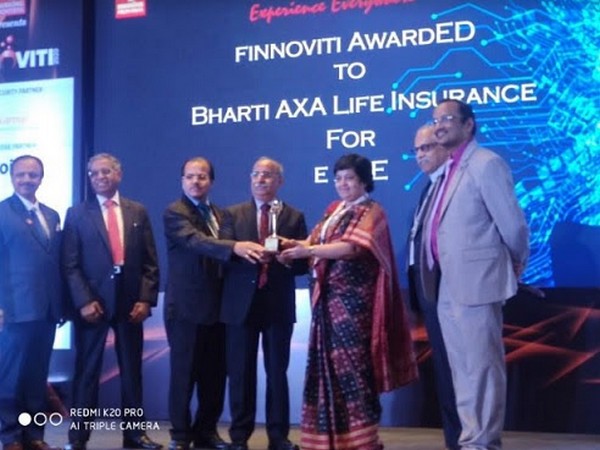 Bharti AXA Life Insurance COO Ishita Mukherjee receiving Finnoviti Award   