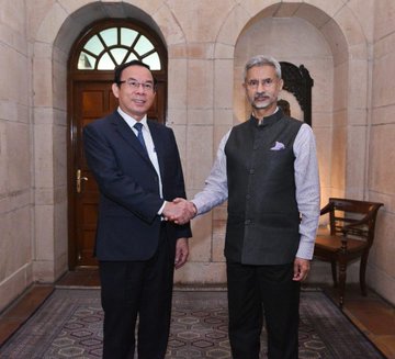 External Affairs Minister S Jaishankar with senior Communist Party leader of Vietnam Nguyen Van Nen. (Twitter)