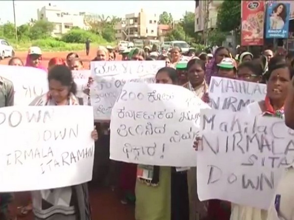 Women Congress workers protesting outside Hubballi airport on Saturday [Photo/ANI]