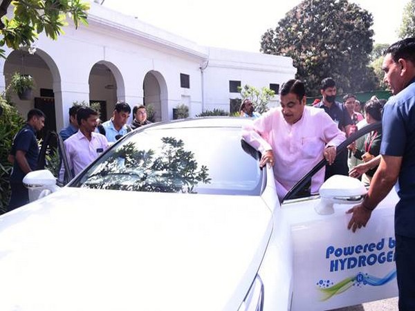 Union Minister for Road Transport and Highways Nitin Gadkari with a hydrogen-powered car. (OfficeOfNG/Twitter)