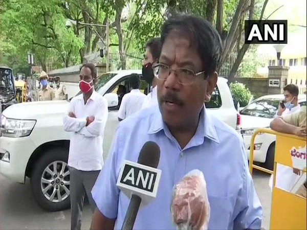    Manjunath Prasad, Karnataka's Nodal Officer for migrant workers talking to reporters on Friday.