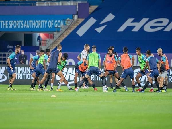OFC players will look to close the gap on the top four (Image: ISL)