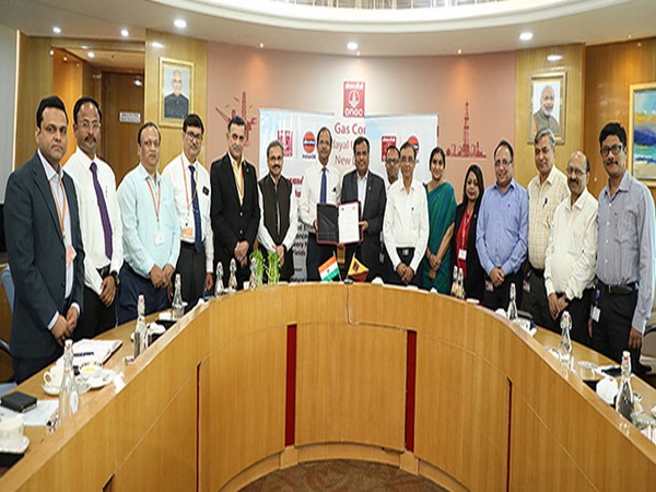 Senior officials of ONGC and Indian Oil after signing the MoU