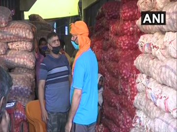 Onion sellers at Okhla Sabzi Mandi say that the central govt's decision to ban the export of onions will affect its prices. [Photo/ANI]