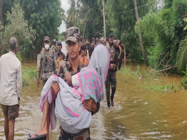 Army recuses over 100 people from flood affected areas in Maharshtra. (Photo/ANI)