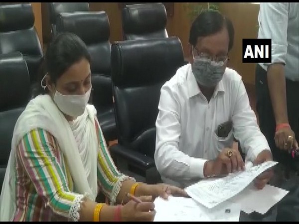 Meenakshi Gupta, wife of the victim Manish Gupta (Photo/ANI)
