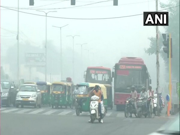 Vehicles waiting at the ITO red light as a layer of smog blankets the area on Monday morning.