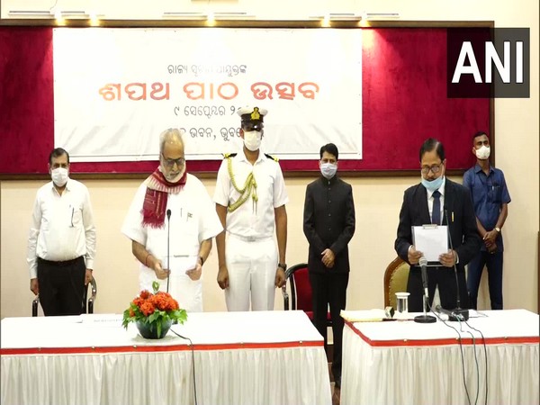 Odisha Governor Ganeshi Lal administered oath of the office of Information Commissioner to Dilip Bisoi and Bikram Senapati Photo/ANI