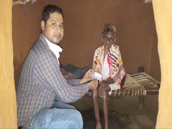 India Post Payments Bank helped with a doorstep cash withdrawal service to a very old lady in Odisha. (Image courtesy: Twitter)