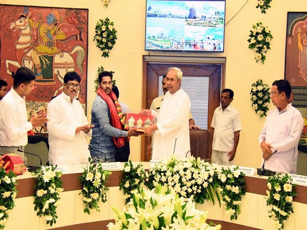 Odisha Chief Minister Naveen Patnaik honouring 11 families for vacating property for Jagannath Temple on Wednesday. (Photo/ANI)