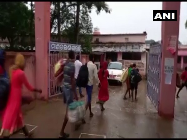 Locals heading towards shelter homes in Odisha's Jagatsinghpur district. (Photo/ANI)