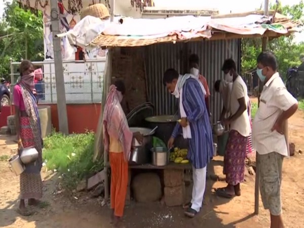 Umesh Khandelwal giving food to residents of Telugu Basti in Bhubaneswar. Photo/ANI