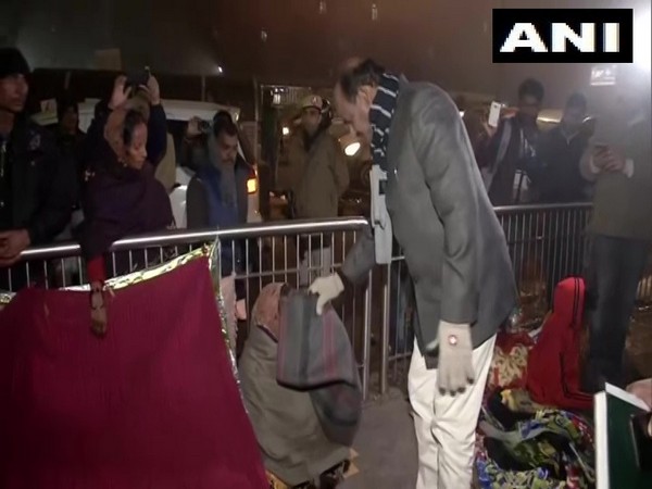Om Birla distributes blankets to homeless people near AIIMS