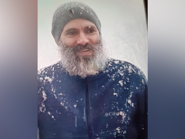 Viral photo of former Jammu and Kashmir chief minister Omar Abdullah. Photo/Twitter