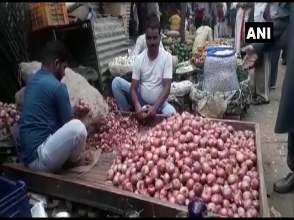 Prices of onions shoot up in the markets of Prayagraj