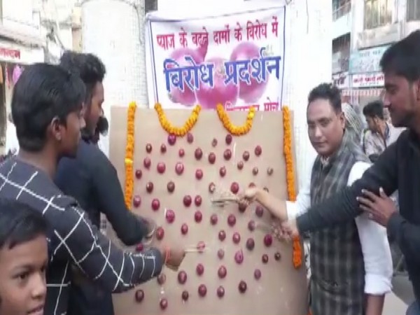 Members of Haqq-e Hindustan Morcha seen showing incense to onion in Muzaffarpur. Photo/ANI