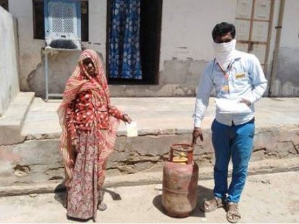 LPG cylinder delivery persons ensure people get their cylinders on time. Photo/ANI