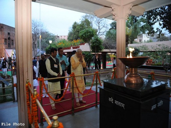 Prime Minister Narendra Modi paid tribute to martyrs who lost their lives in the Jallianwala Bagh massacre. (Photo courtesy: Narendra Modi Twitter)