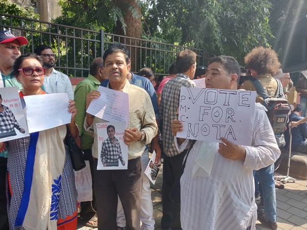 A group of PMC Bank costomers held a protest outside Esplanade Court in Mumbai on Wednesday. Photo/ANI