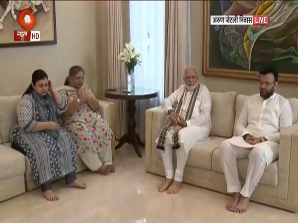 Prime Minister Narendra Modi meets late Arun Jaitley's family