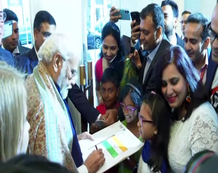 PM Modi interacts with ASEAN leaders during retreat meet