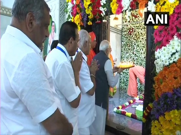 PM Narendra Modi offered prayers at Sree Siddaganga Mutt in Tumakuru on Thursday