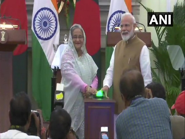 Prime Minister Narendra Modi with his Bangladeshi counterpart Sheikh Hasina (File photo)