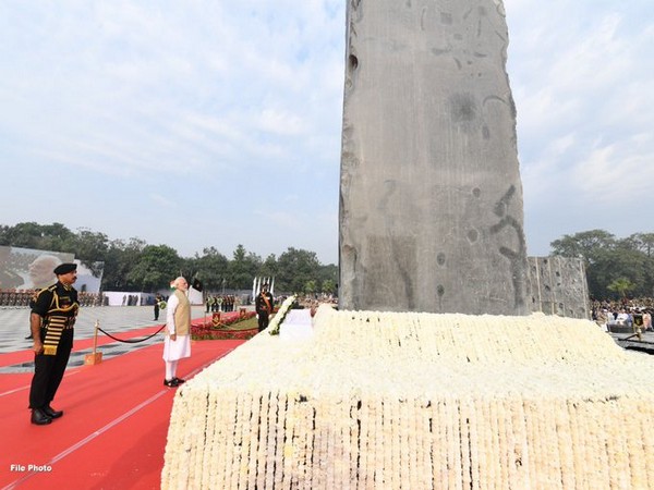 File photo of PM Narendra Modi paying tribute to police personnel killed in action. (Source: Twitter)