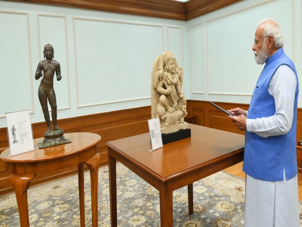 Prime Minister Narendra Modi inspected antiquities returned by Australia.