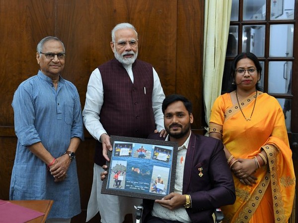 Para-swimmer Satendra Singh Lohiya with Prime Minister Narendra Modi (Photo/Narendra Modi Twitter)