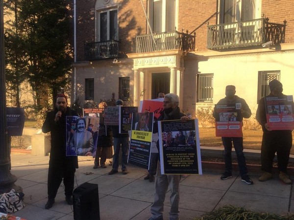 Pashtun Tahafuz Movement (PTM) demonstrators outside the residence of the Pakistani ambassador to the US in Washington DC.