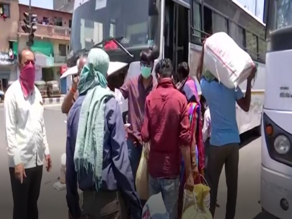 Pune Mayor Murlidhar Mohol arranged the transport for stranded migrant labourers.      Photo/ANI
