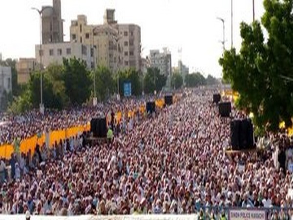 Thousands of protestors at an anti-Shia protest in Karachi, Pakistan on Friday.