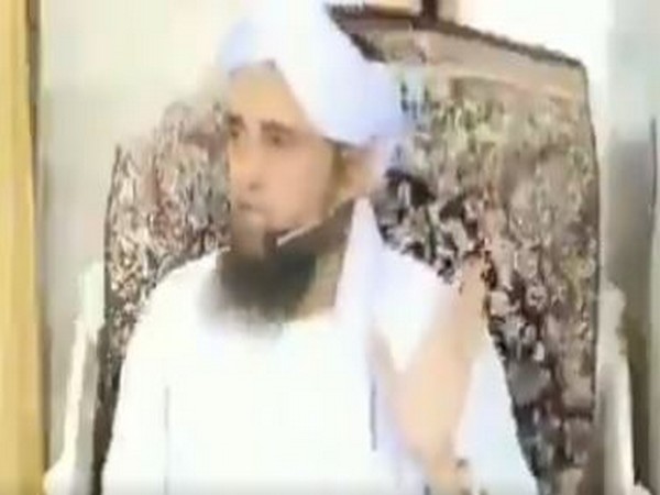 A clipping of the Pakistan cleric attacking China over prohibiting Pakistanis from offering namaz