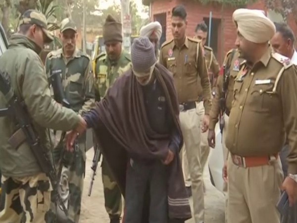 BSF personnel arrested one Pakistani national from near Chanaa Post, Gurdaspur sector on Tuesday. Photo/ANI