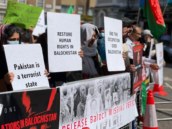 Protestors outaide Pakistan Embassy in London (Photo Credit: Twitter)