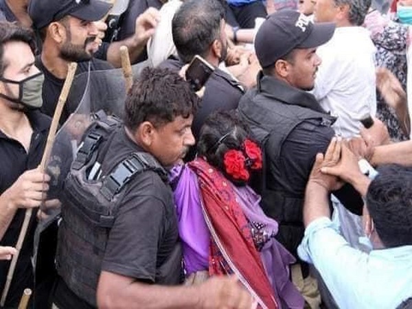 Pakistan Police manhandling protesters. Photo/ANI