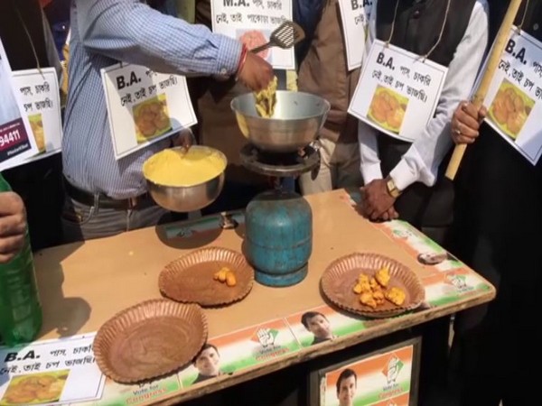    Congress workers frying pakoda here on Sunday as a mark of protest against the issue of unemployment in the country.
