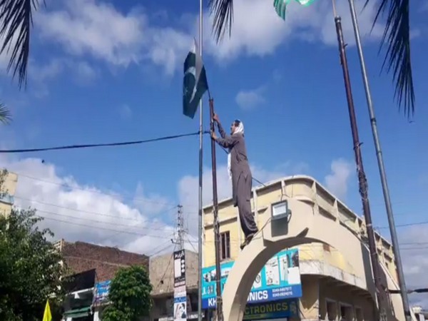 Activist and journalist Tanveer Ahmed is seen claiming to have removed a Pakistani flag from the area