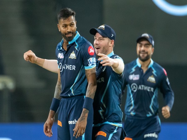 Hardik Pandya celebrates after taking wicket against Delhi Capitals (Image: IPL Twitter)