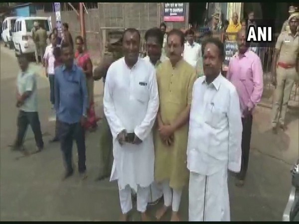 Pankaj Modi visits Meenakshi Amman Temple