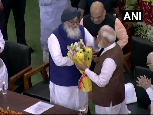 PM Modi greets SAD patron Parkash Singh Badal on his birthday (File Photo)