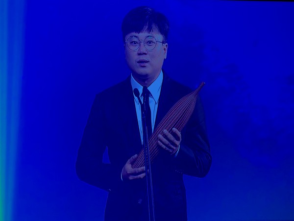 Producer Jang Young-Hwan accepting Asia Pacific Screen Awards for Best Feature Film for 'PARASITE' last year  (Image source: ASPA Twitter handle) 
