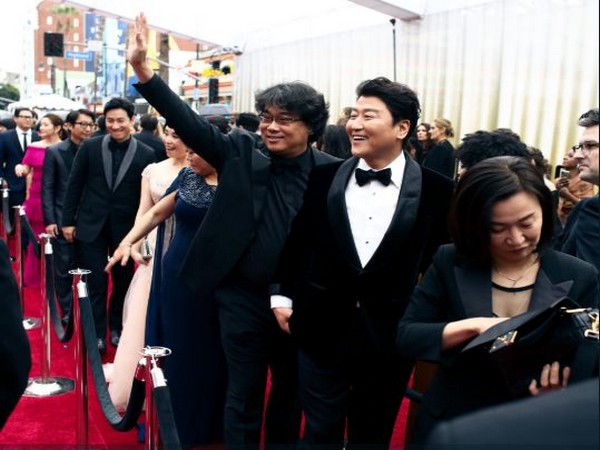 The team of South-Korean black comedy movie 'Parasite' (Image courtesy: Twitter)