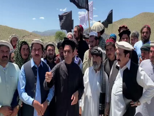 Pashtuns paid tributes to Kharqamar martyrs. 