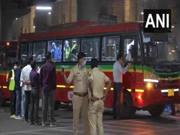 Passengers being taken to institutional quarantine. [Photo/ANI] 