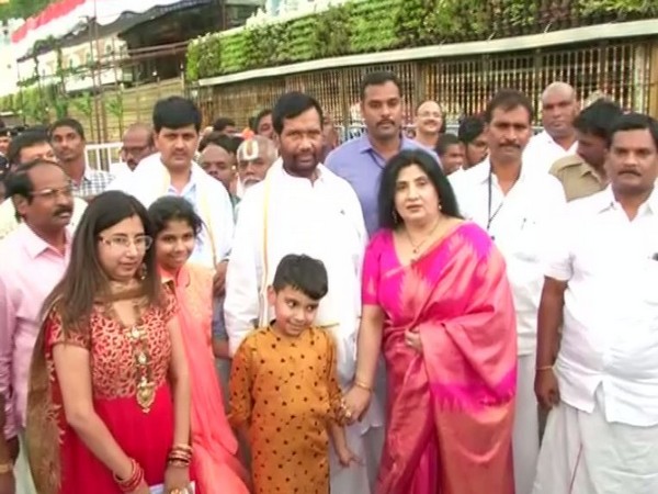 Union Minister Ram Vilas Paswan offered prayers with family at Tirupati temple, Andhra Pradeh. Photo/ANI